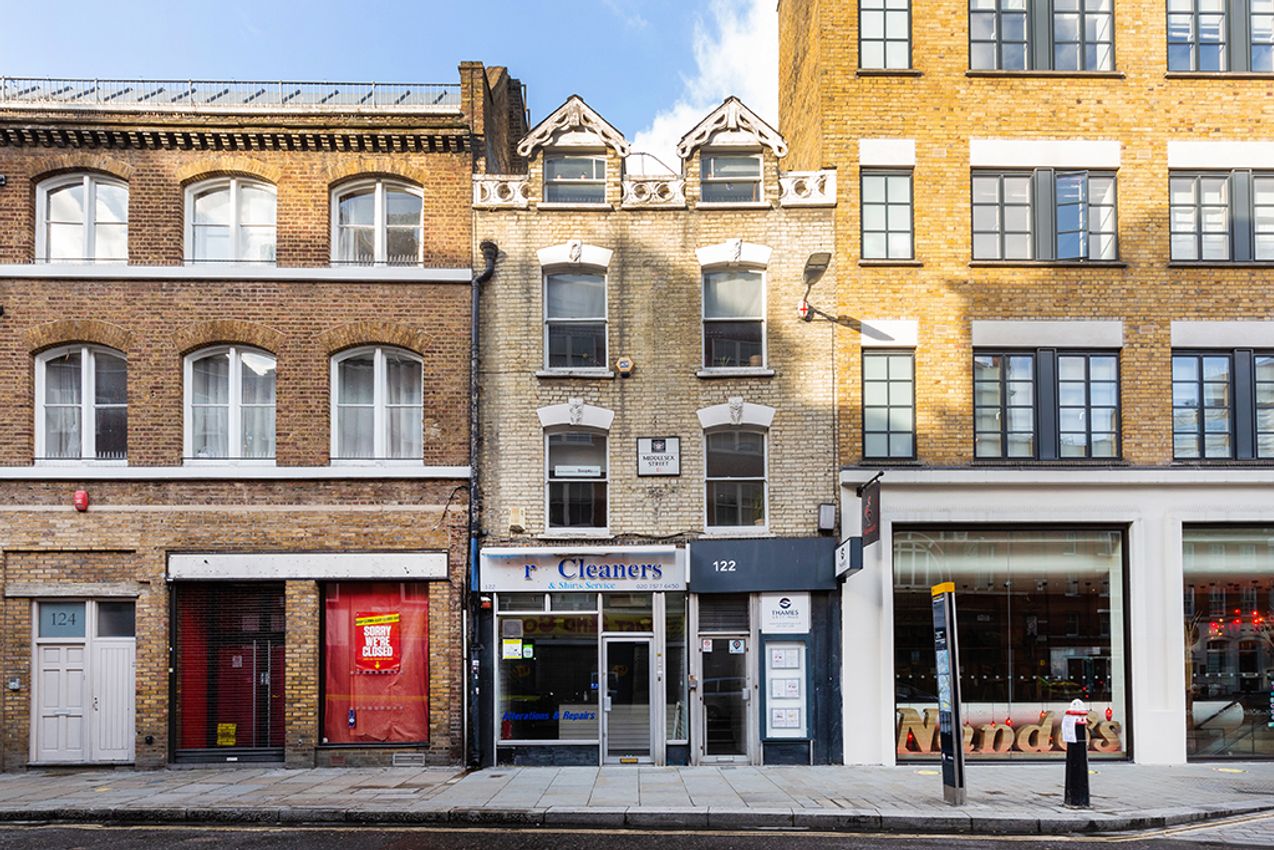 To Let 122 MIDDLESEX STREET London E1 7HY PropList   EyJidWNrZXQiOiJwcm9wbGlzdC1pbWFnZXMtbGl2ZSIsImtleSI6Im1lZGlhXC9wcm9wZXJ0aWVzXC80NTk3MDdcL3Bob3Rvc1wvYTBkNjViN2ViZTczMjM4ZDZjNmIxMTJjMzAzOWYyNmQuanBnIiwiZWRpdHMiOnsicmVzaXplIjp7IndpZHRoIjoxMTIwLCJoZWlnaHQiOjg1MCwiZml0Ijoib3V0c2lkZSJ9fX0=