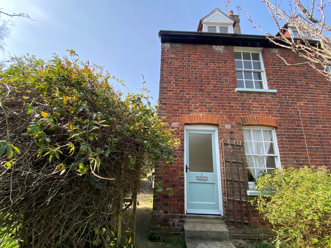 To Let Brickfield Cottage, 1 Brickfield Cottage, London Road