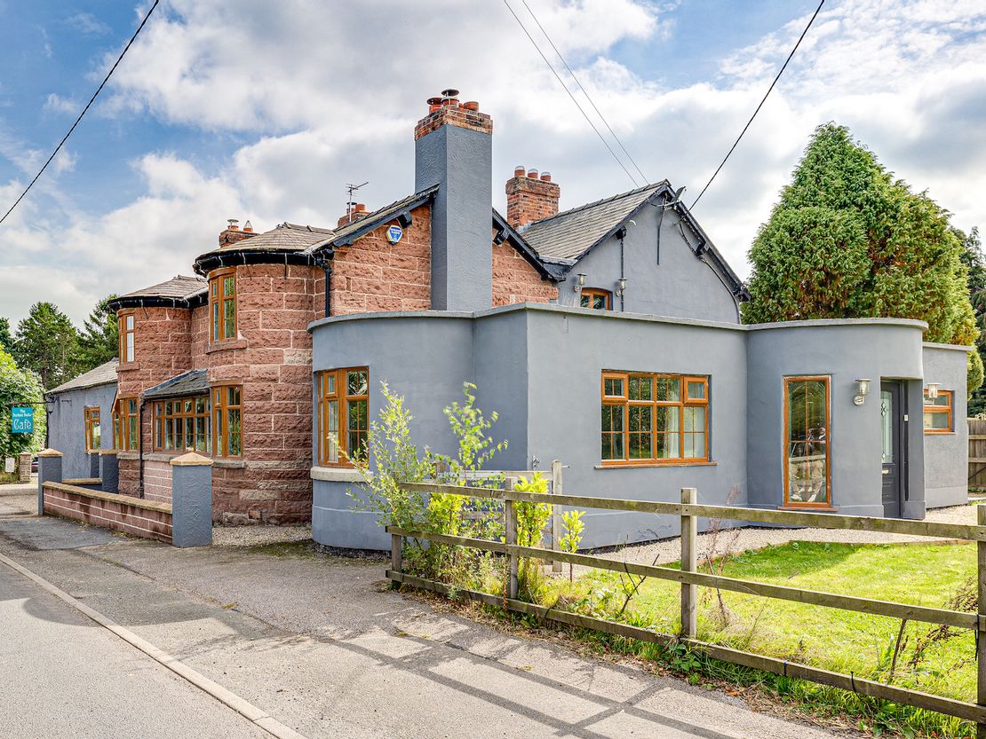 Durham Heifer, Nantwich Road, Broxton, Chester, Cheshire, CH3 9JH