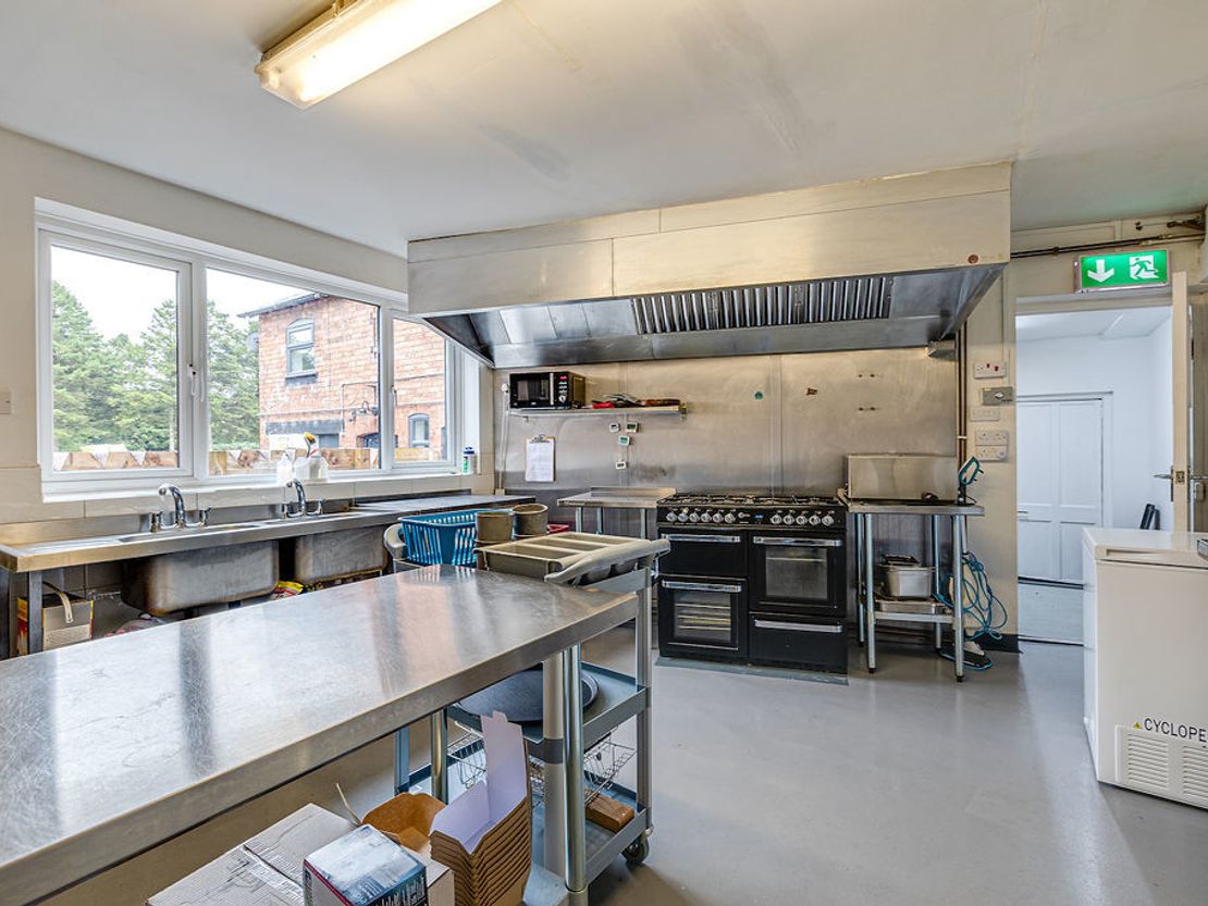 Durham Heifer, Nantwich Road, Broxton, Chester, Cheshire, CH3 9JH