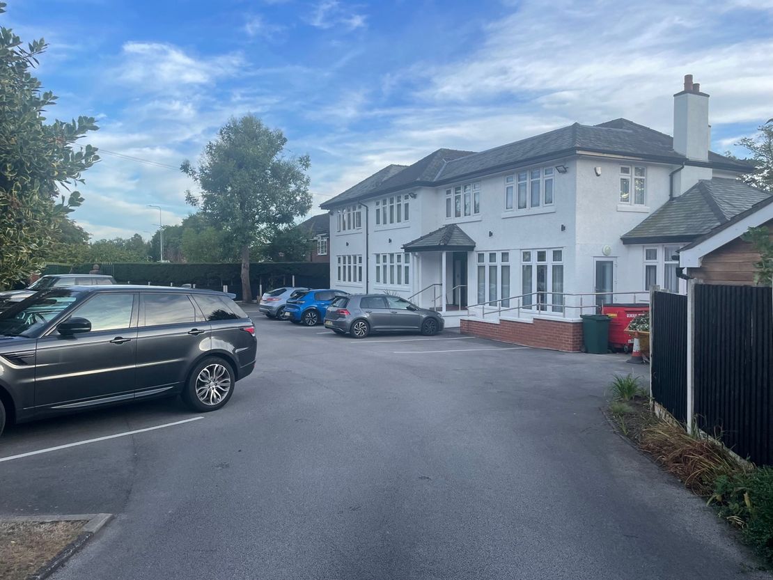 Room 2 At 5 Greenfield Lane, A41 M53, Chester, Cheshire, CH2 2PA