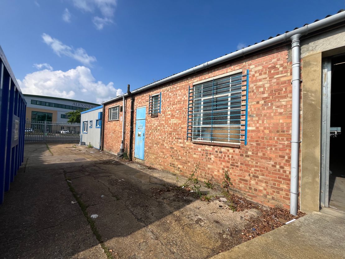 64 Victoria Road, Burgess HIll, West Sussex, RH15 9LH