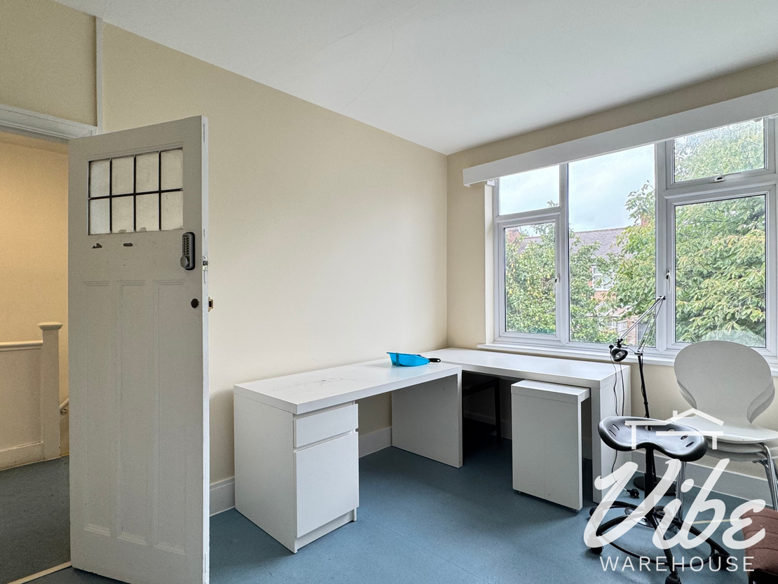 1 Spur Rd, London N15 4AA