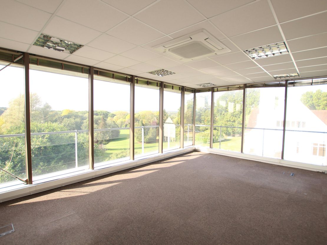 Bentley Hall, Blacknest Road, Alton, GU34 4PU