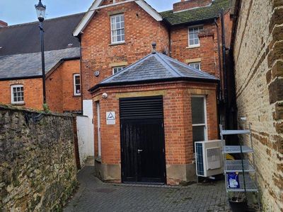 Property Image for 167 Watling Street West, Towcester, Northamptonshire, NN12 6BX