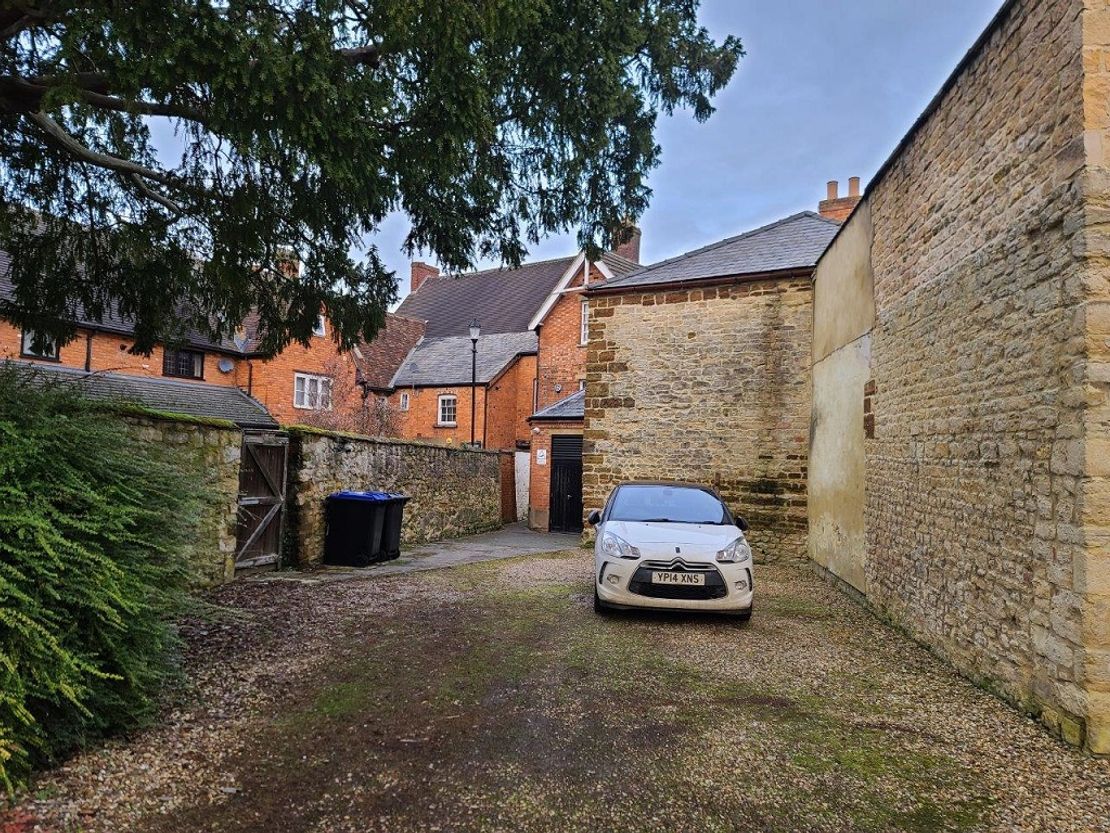 167 Watling Street West, Towcester, Northamptonshire, NN12 6BX