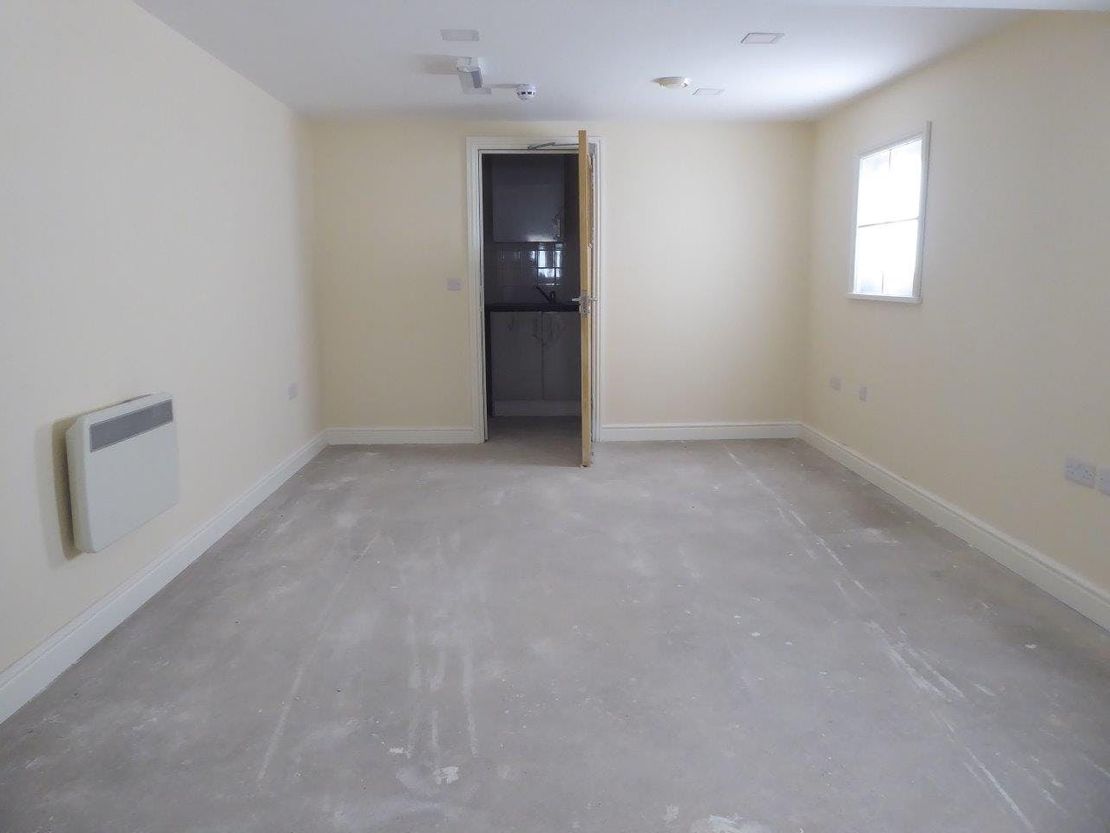Lower Ground Floor, 4 London Road, Crowborough, TN6 2TT