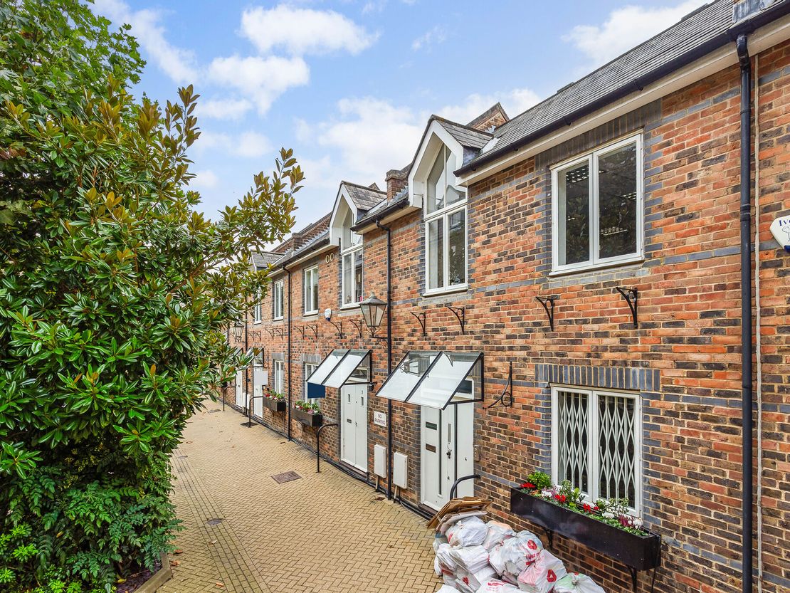 5 Lion Yard, Tremadoc Road, Clapham SW4 7NQ