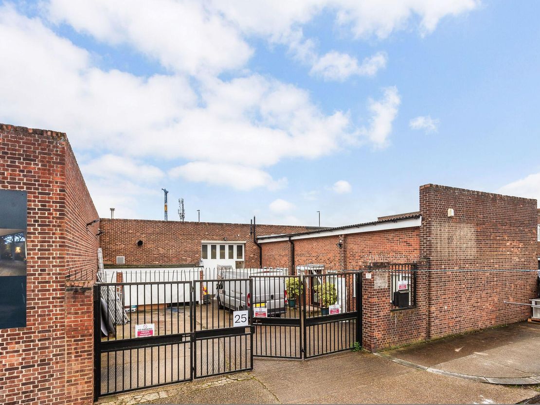 25 Lydden Road, Earlsfield SW18 4LT