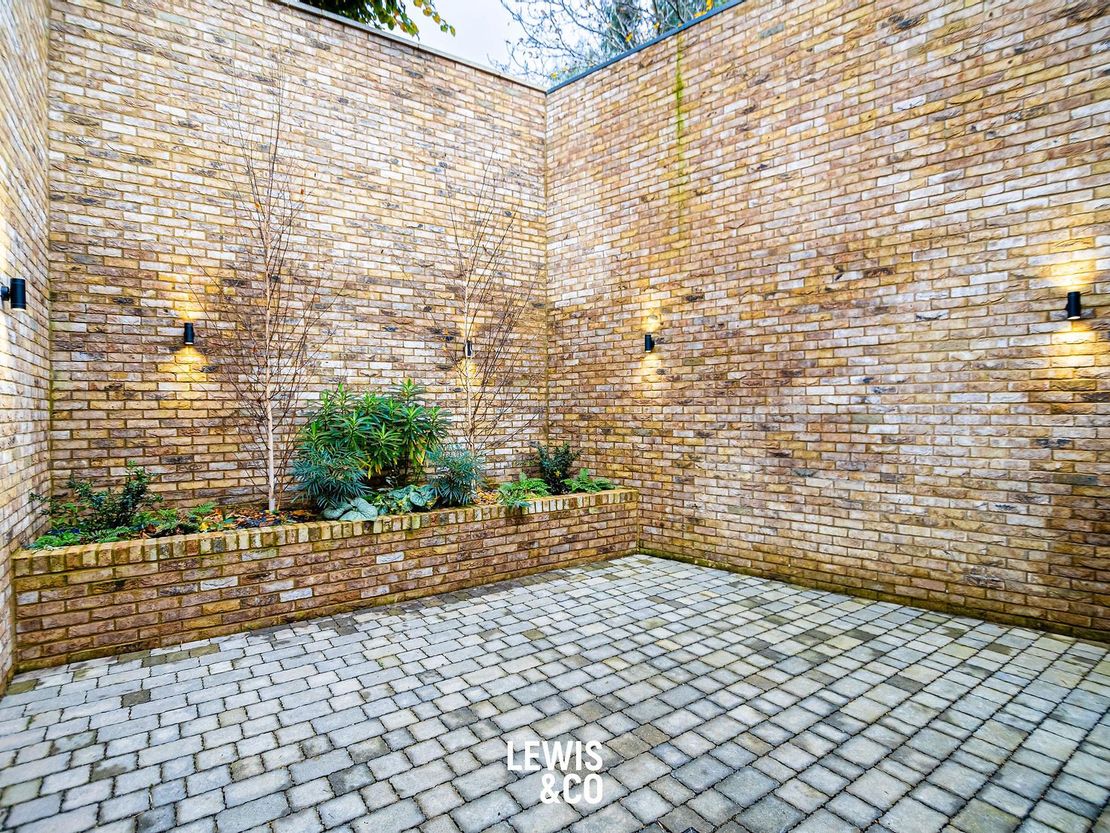 Oak Mews, Kingston KT2 6FL