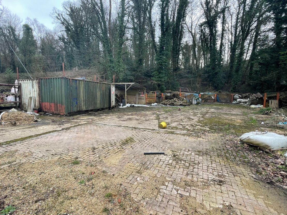 64 Holmer Green Road and Woodland, Hazelmere, High Wycombe, HP15 7BW