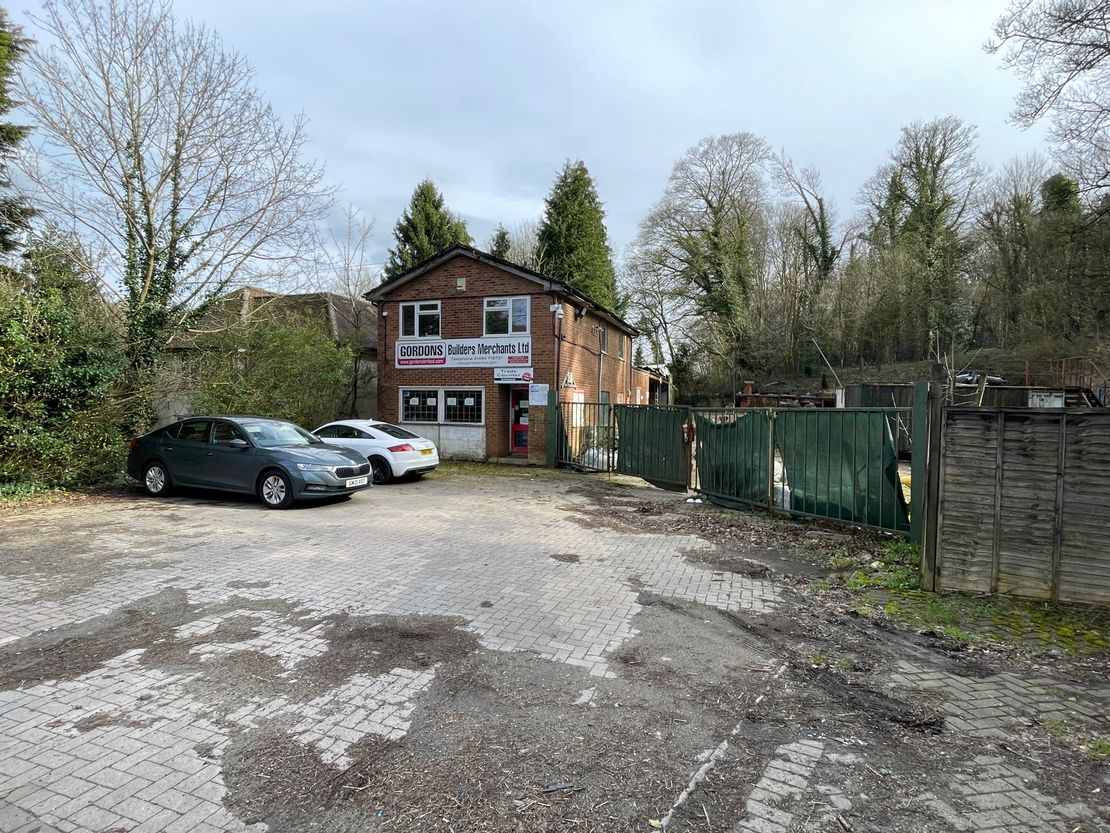 64 Holmer Green Road and Woodland, Hazelmere, High Wycombe, HP15 7BW