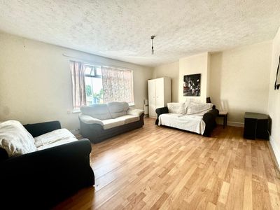 Property Image for 133 Luton Road, Dunstable, Bedfordshire, LU5 4LW