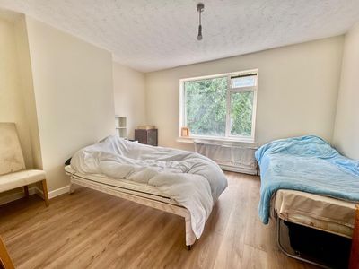 Property Image for 133 Luton Road, Dunstable, Bedfordshire, LU5 4LW