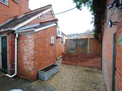 Property Image for 25 & 26, 25A & 26A MARKET PLACE WANTAGE OXFORDSHIRE OX12 8A