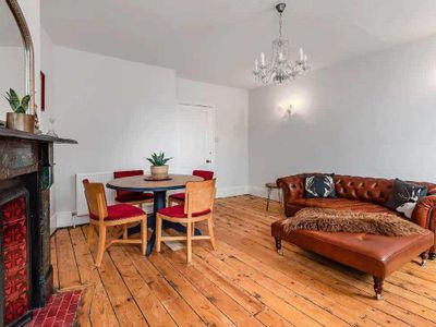 Property Image for 25 & 26, 25A & 26A MARKET PLACE WANTAGE OXFORDSHIRE OX12 8A