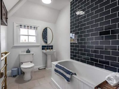 Property Image for 25 & 26, 25A & 26A MARKET PLACE WANTAGE OXFORDSHIRE OX12 8A