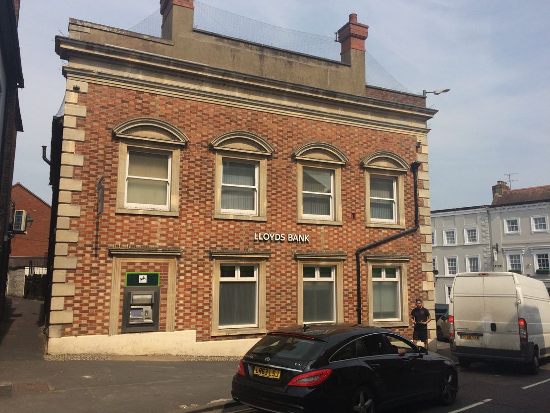 18/19 Market Square, Buckingham, Buckinghamshire, MK18 1NP