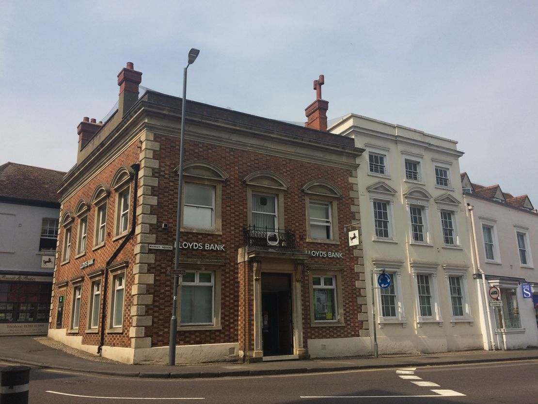 18/19 Market Square, Buckingham, Buckinghamshire, MK18 1NP