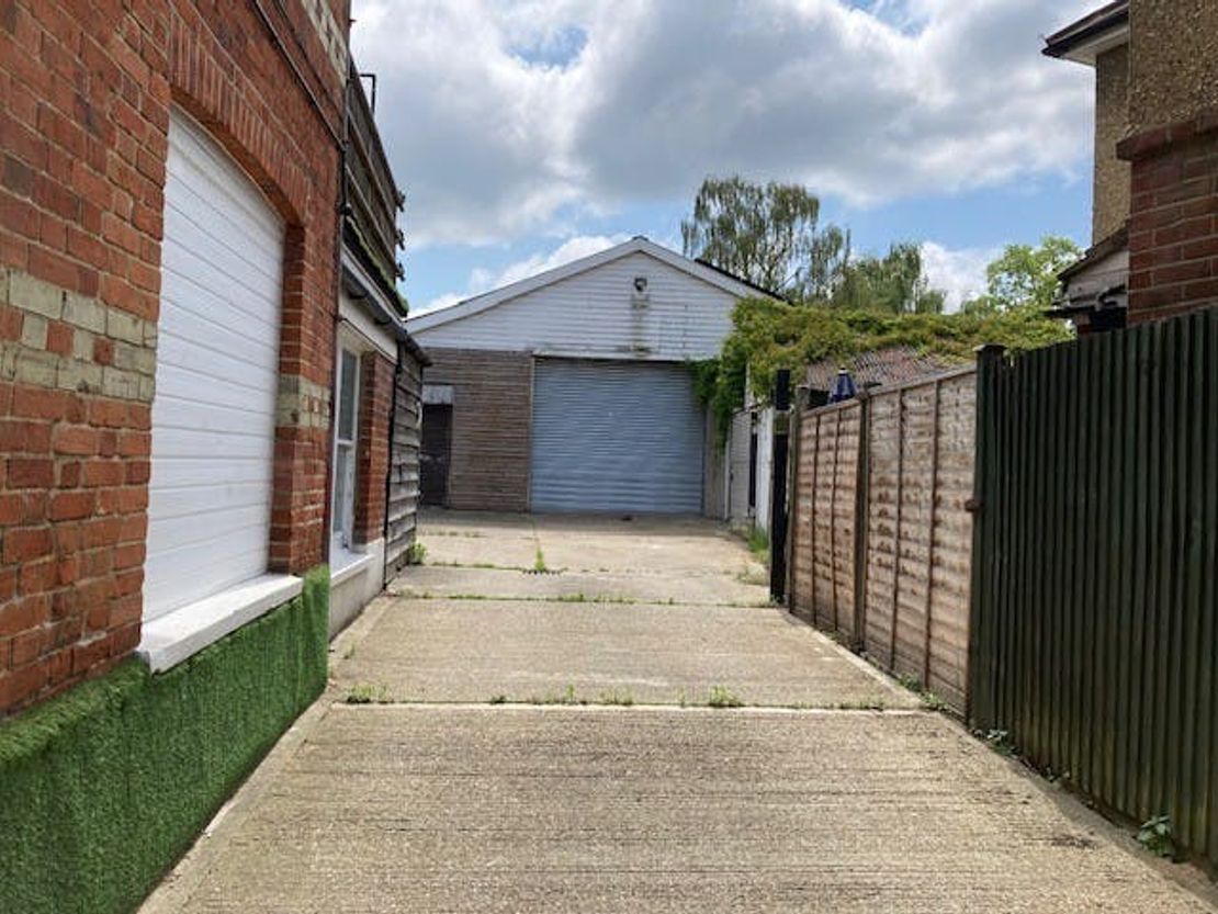4 Guildford Road, Bagshot, GU19 5JH