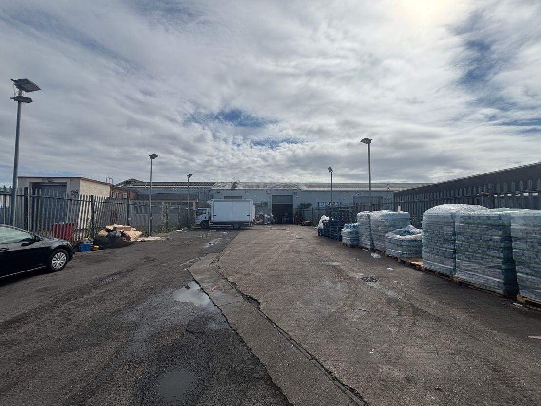 Sundon Industrial Estate, Unit 25, Dencora Way, Luton, Bedfordshire, LU3 3HP