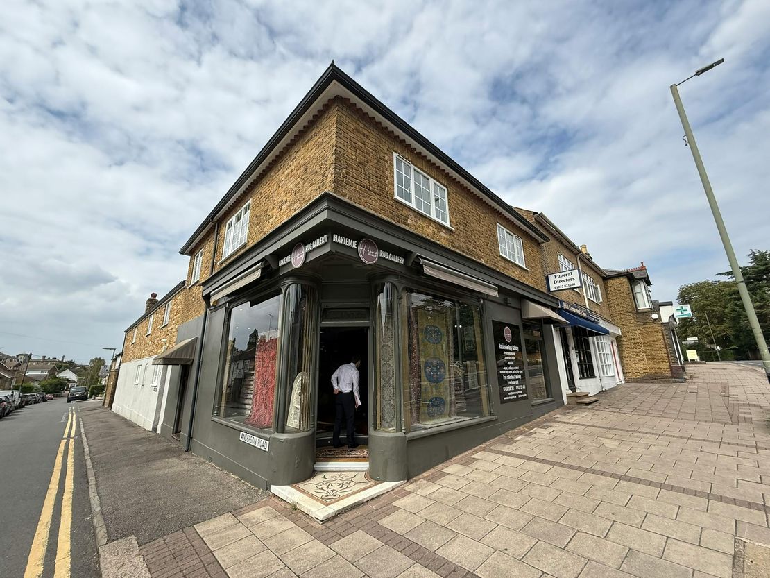 130 Oatlands Drive, Weybridge, KT13 9HL