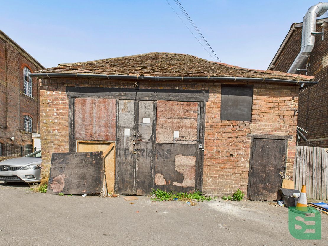 R/o 13 High Street North, Dunstable, Bedfordshire, LU6 1HX