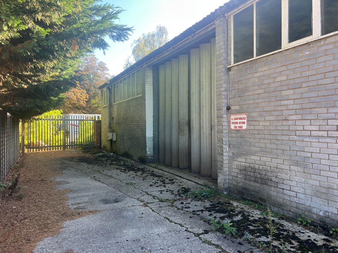 Garage / Workshop Unit Blounts Ct Rd, Henley-on-Thames
