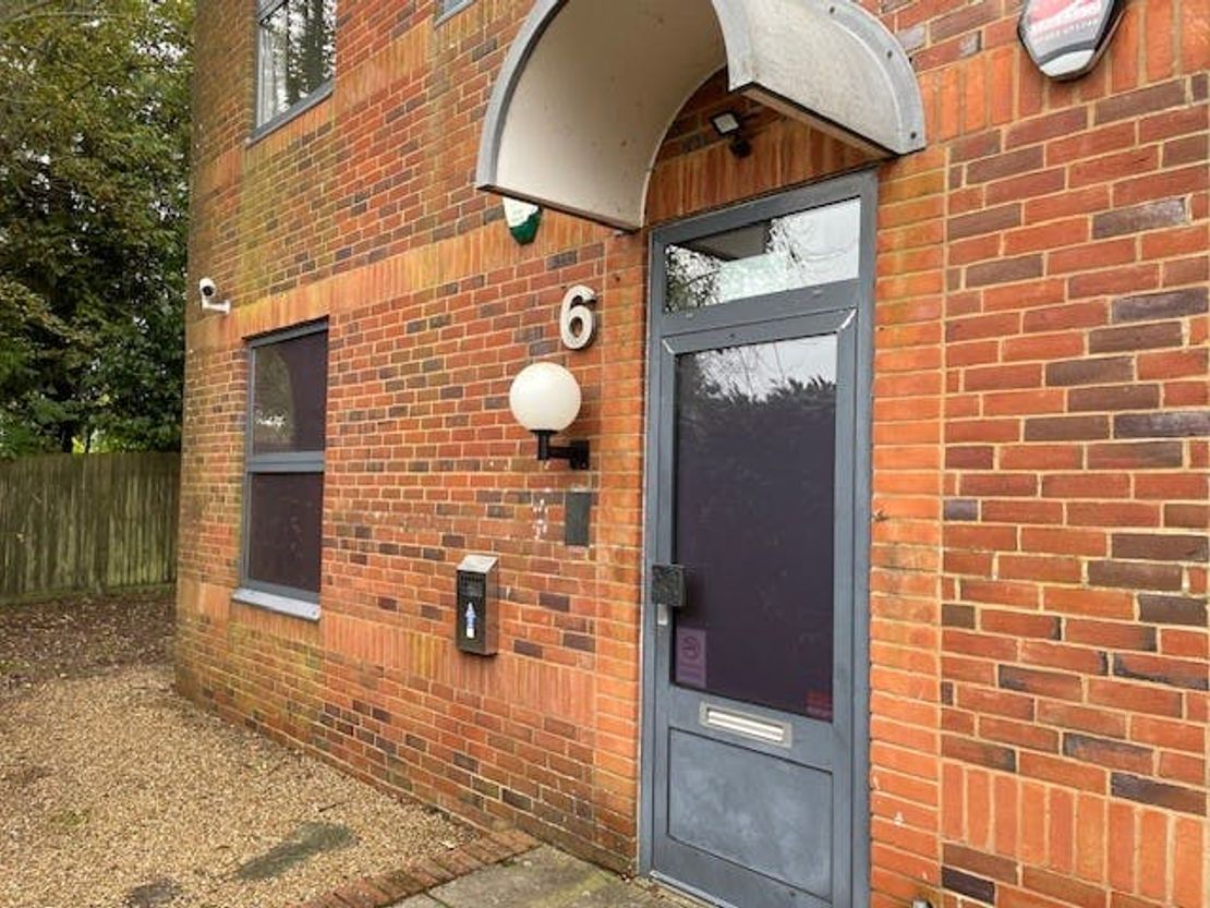 6 Warren Court, Park Road, Crowborough, TN6 2QX