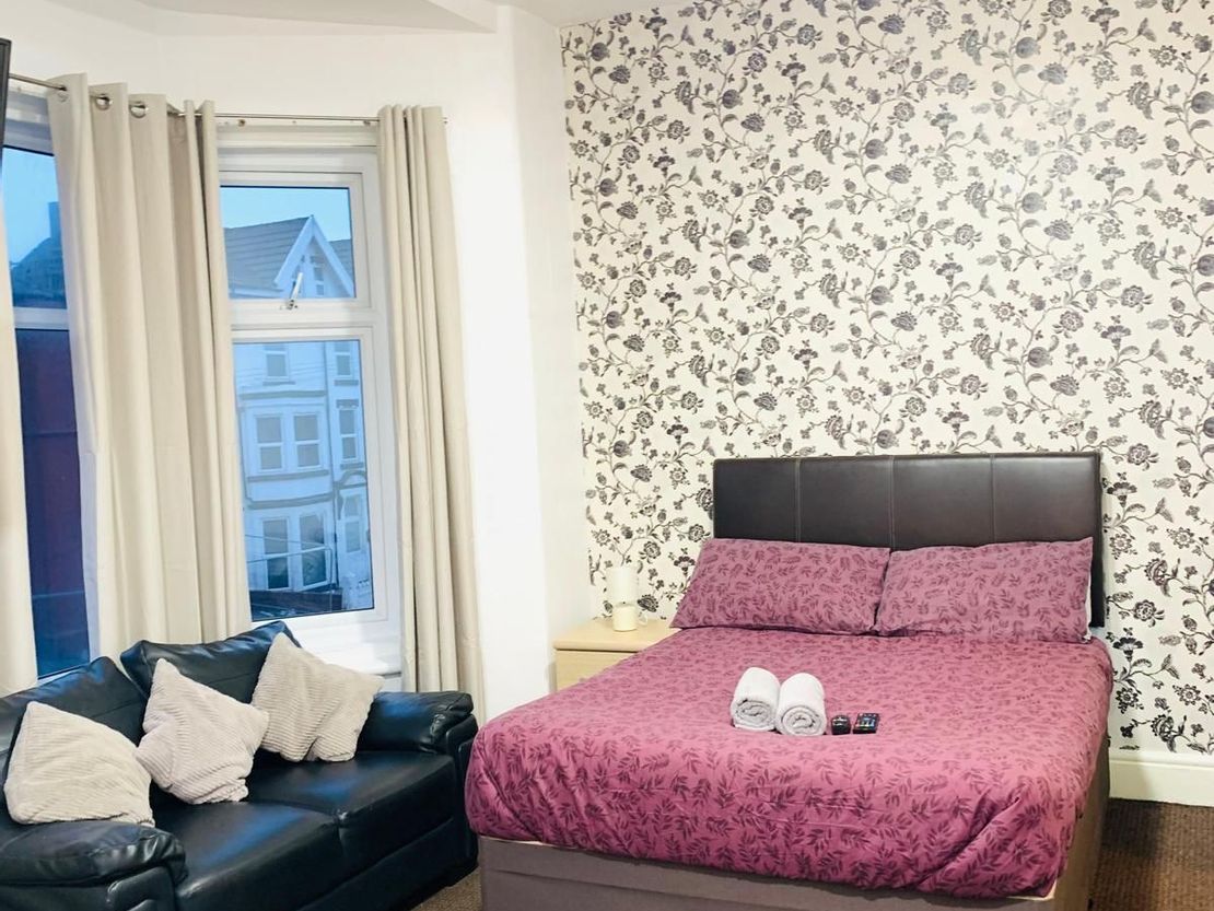 Aindale Hotel, 24 Palatine Road, Blackpool, FY1
