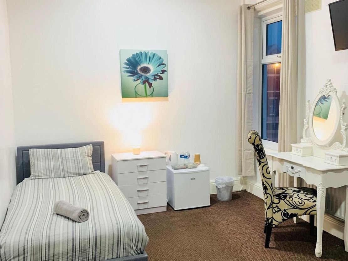 Aindale Hotel, 24 Palatine Road, Blackpool, FY1