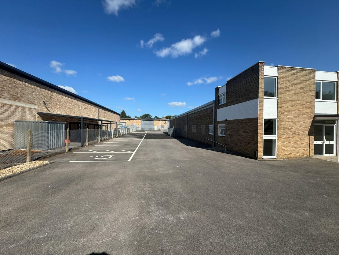 17 Invincible Road, Farnborough, GU14 7QU