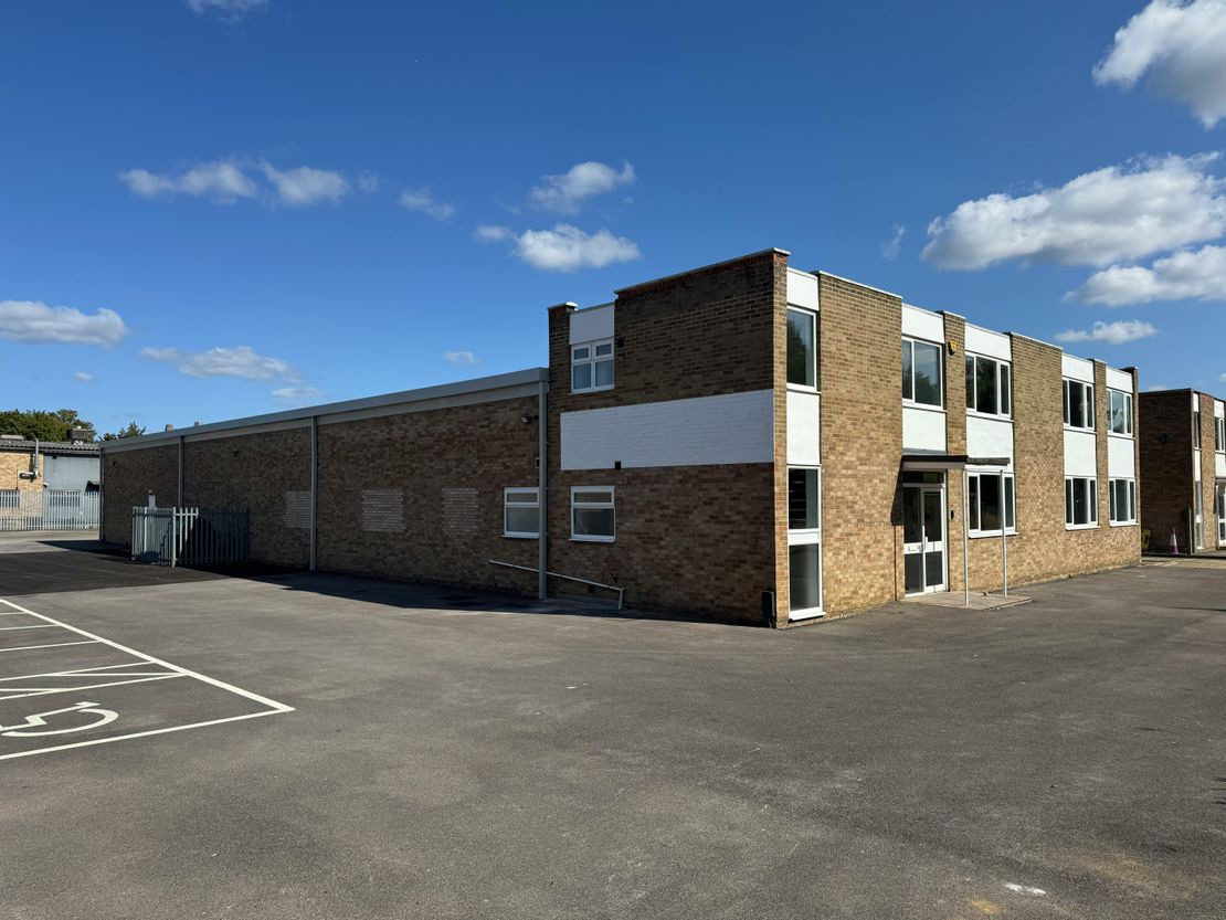 17 Invincible Road, Farnborough, GU14 7QU