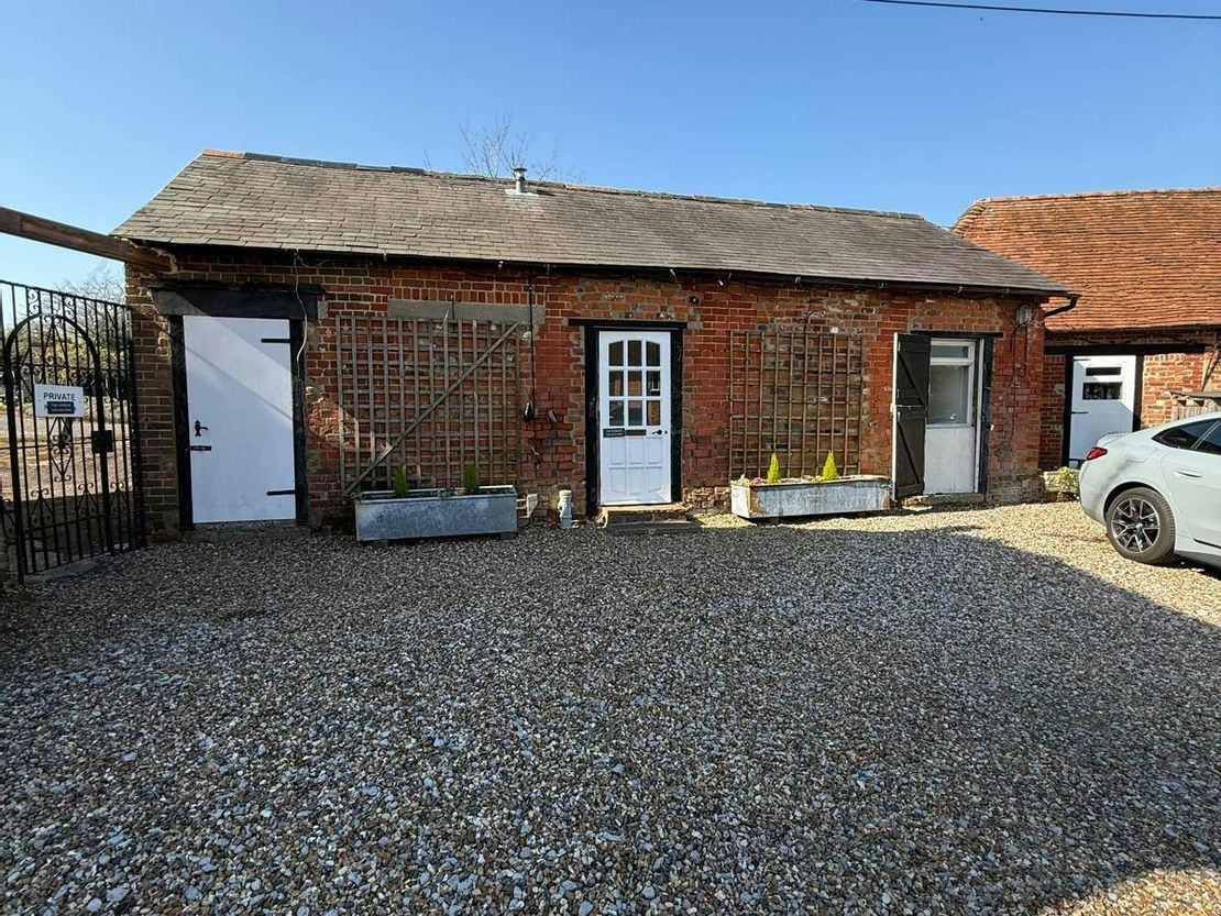 The Stables, Taplins Farm, Hartley Wintney, RG27 8EF