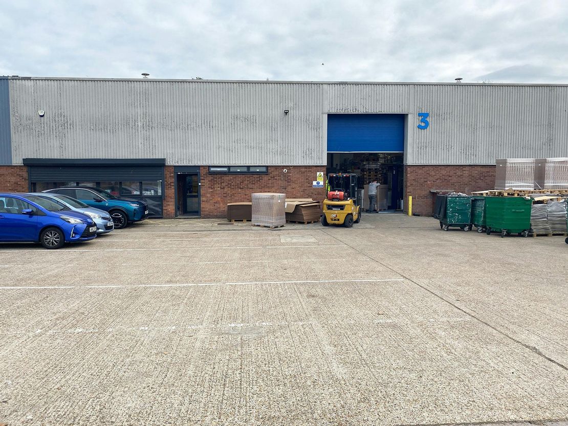 Unit 3 Crayside Industrial Estate, Thames Road, Crayford, DA1 4RF
