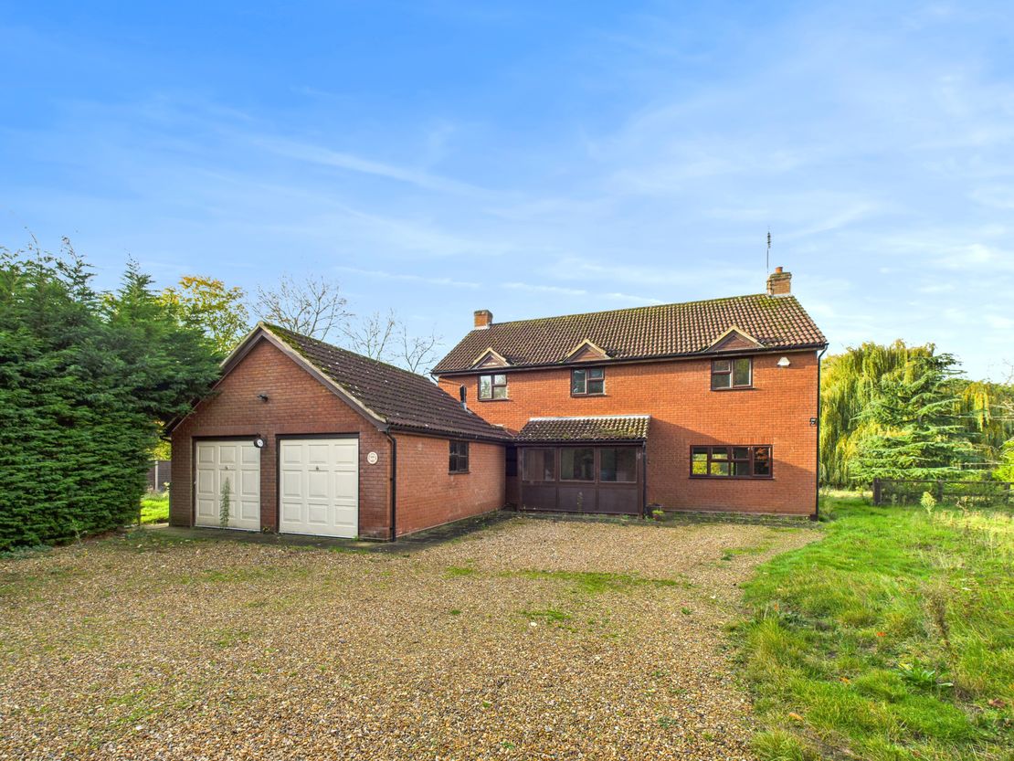 Cherry House & Bromeswell Lakes, Woodbridge, Suffolk, IP12 2PX
