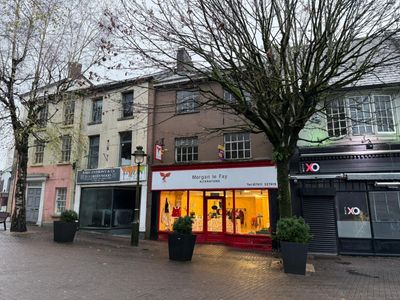 Property Image for 17 Nott Sq, Carmarthen SA31 1PQ