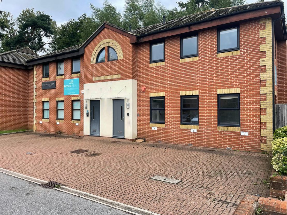 8 Tanners Yard, London Road, Bagshot, GU19 5HD