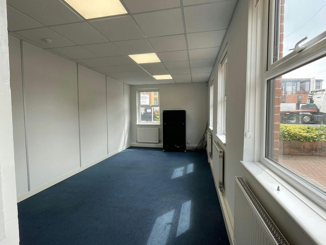 8 Tanners Yard, London Road, Bagshot, GU19 5HD