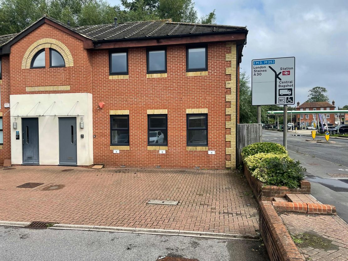 8 Tanners Yard, London Road, Bagshot, GU19 5HD