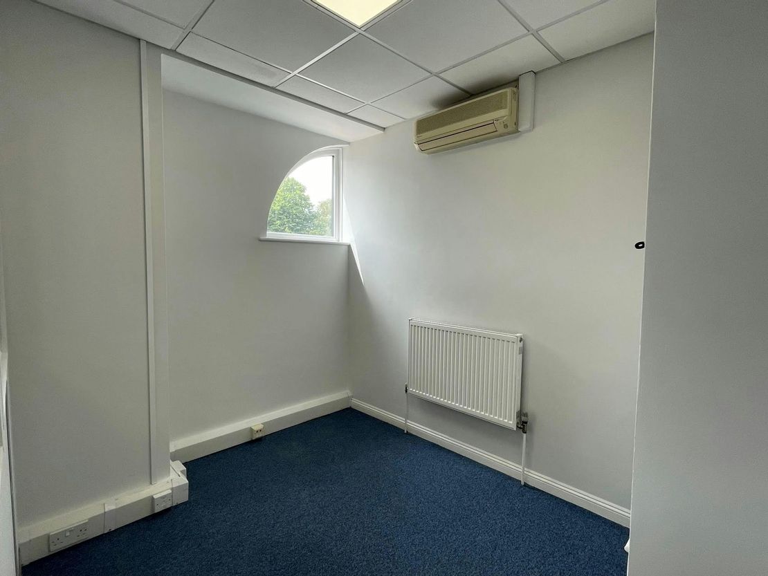 8 Tanners Yard, London Road, Bagshot, GU19 5HD