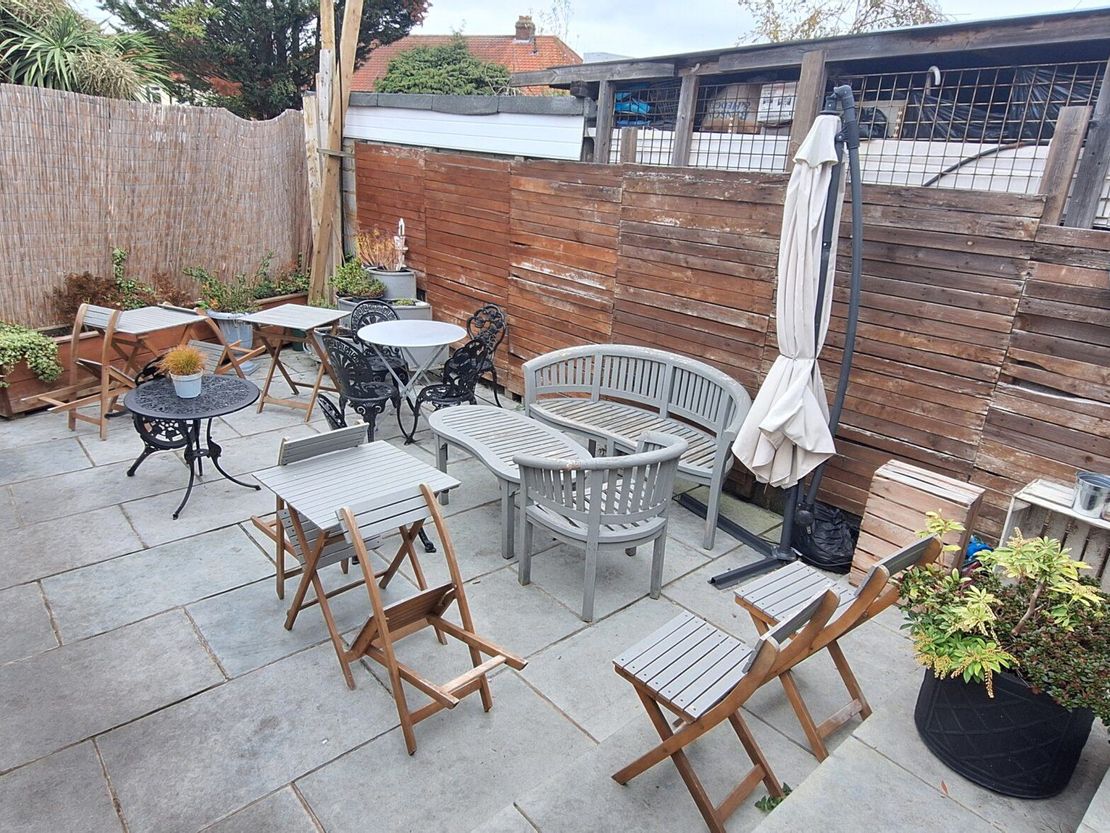2 Chessington Parade, Leatherhead Road, Chessington, Surrey, KT9 2PH