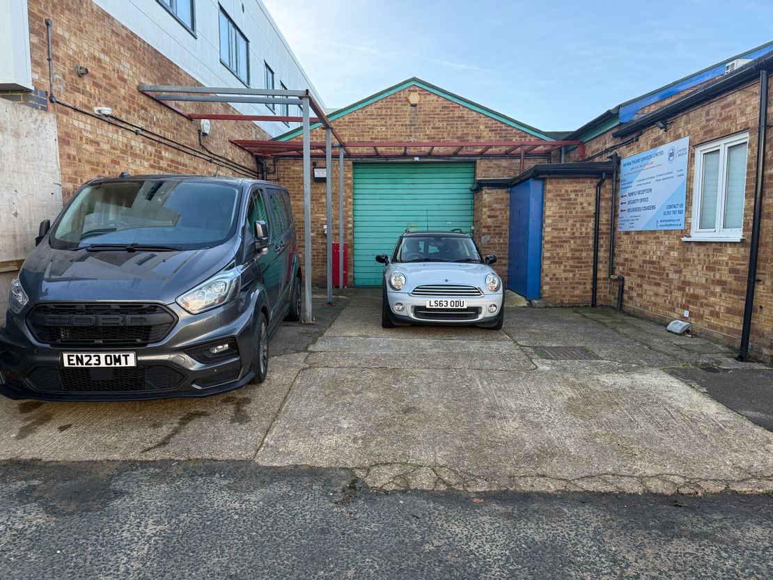 10-11 Station Close, Potters Bar, Hertfordshire, EN6 1TL