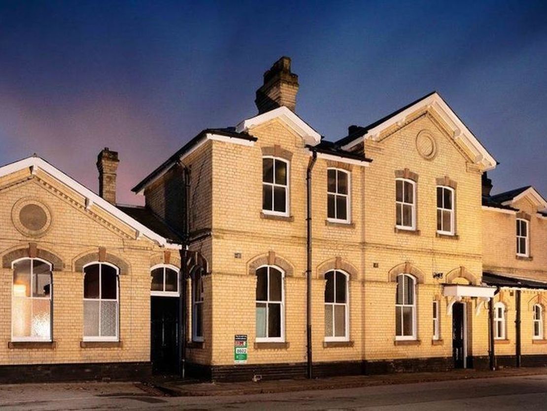 Retford Railway Station, Station House, Station Road, Retford, Nottinghamshire, DN22 7DE