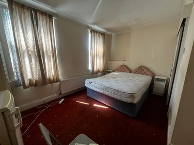 Property Image for 184 Caversham Road, Reading, Berkshire, RG1 8AZ