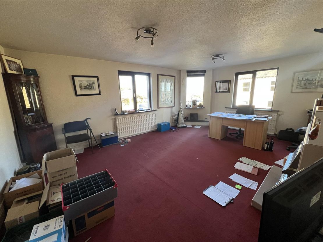 1 Westgate, Almondbury, Huddersfield, HD5 8XF