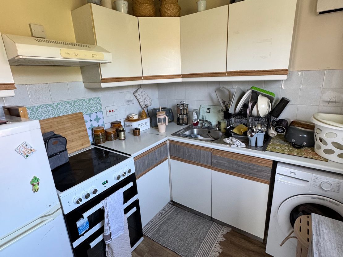 Flat 10, Tiree House, Franklin Avenue, Slough, Berkshire, SL2 1DJ