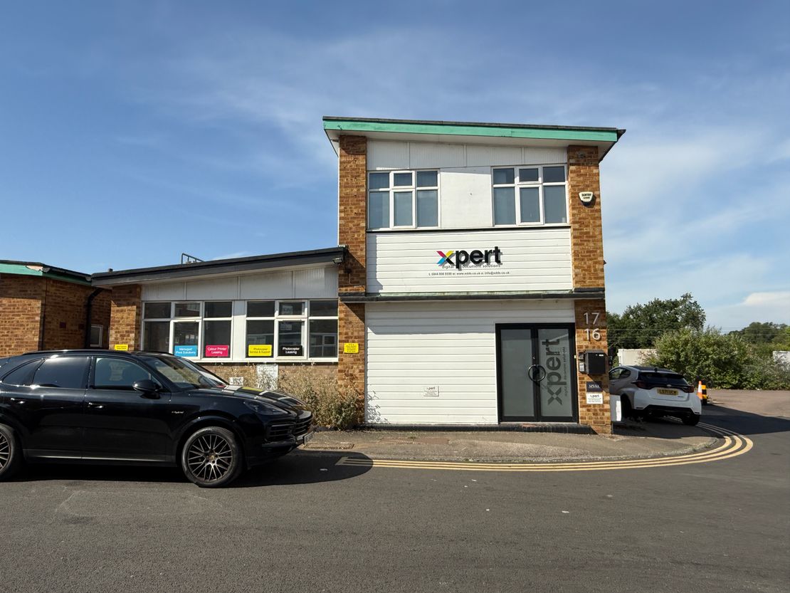 17 Station Close (First Floor), Potters Bar, Hertfordshire, EN6 1TL