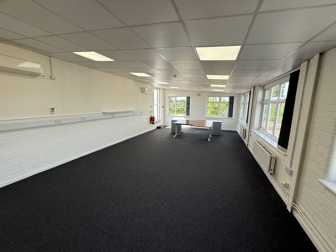 17 Station Close (First Floor), Potters Bar, Hertfordshire, EN6 1TL