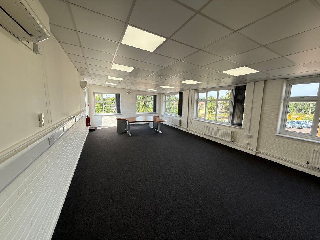 17 Station Close (First Floor), Potters Bar, Hertfordshire, EN6 1TL